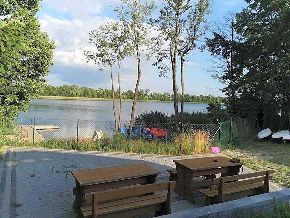 Domki Borowiackie nad brzegiem jeziora