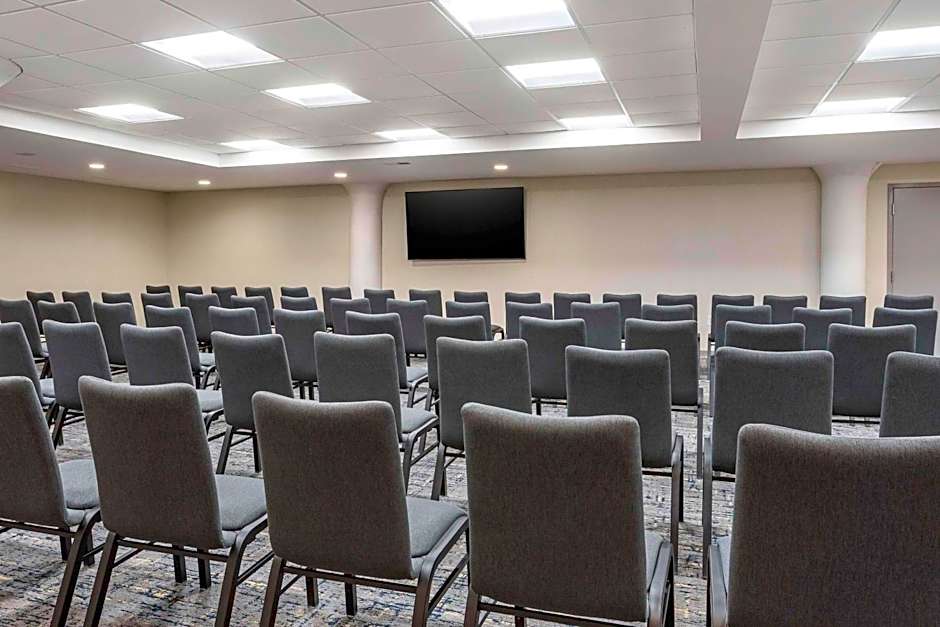 Comfort Inn & Suites Newark Liberty International Airport