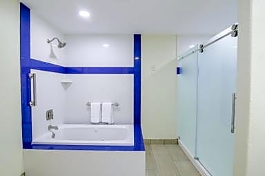 Holiday Inn Express & Suites Raymondville By IHG