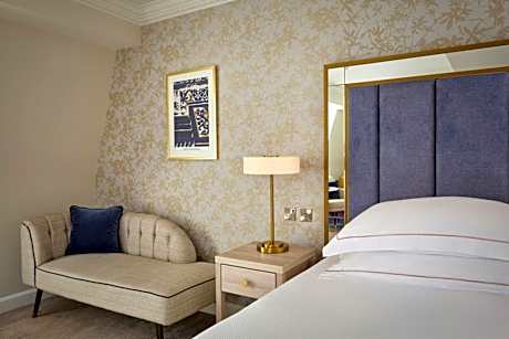 Classic Queen Room with Atrium View