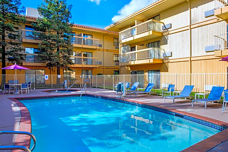 La Quinta Inn & Suites by Wyndham Hayward Oakland Airport