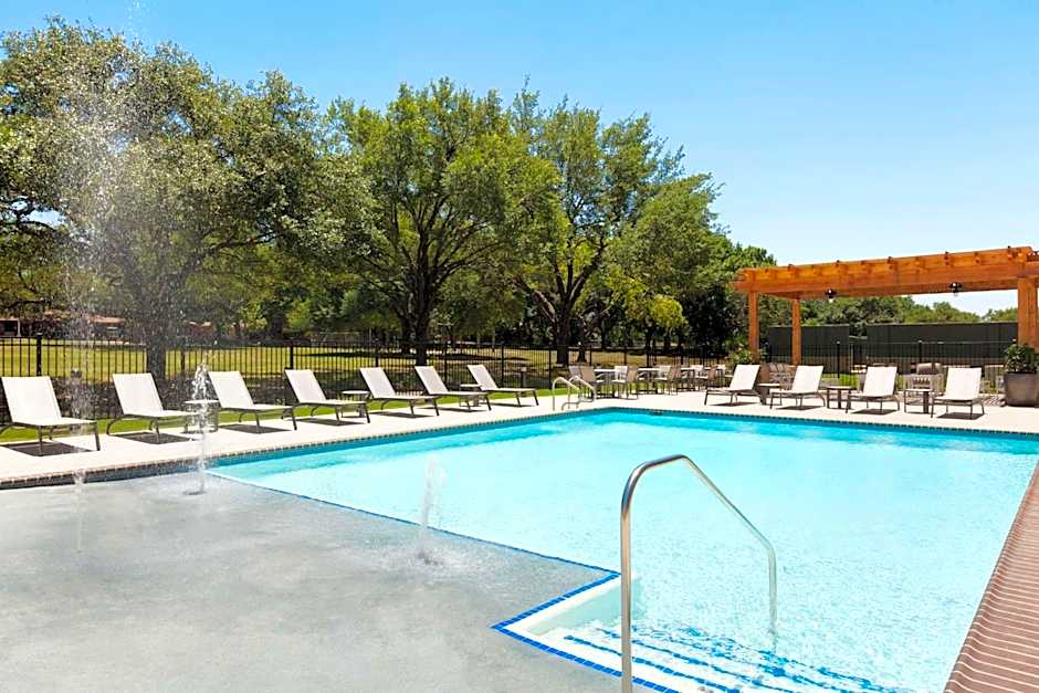 Embassy Suites By Hilton San Antonio Brooks Hotel - Spa