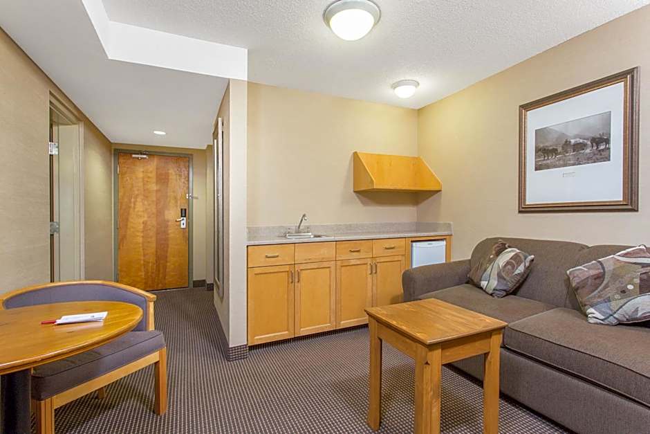 Canmore Inn & Suites