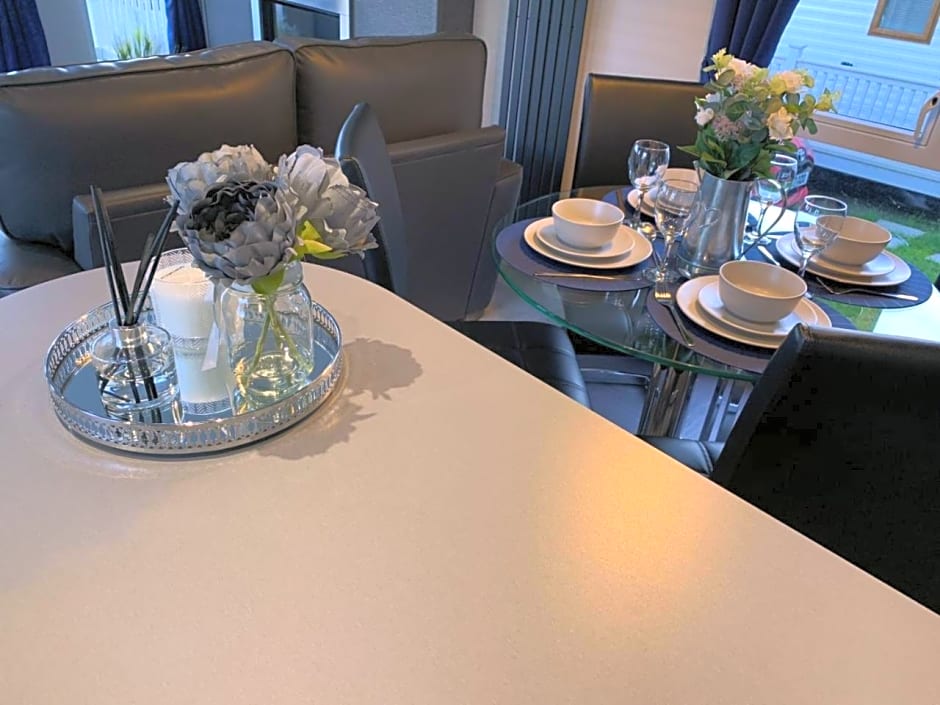 Lola Lodge - Luxury Hot Tub Retreat