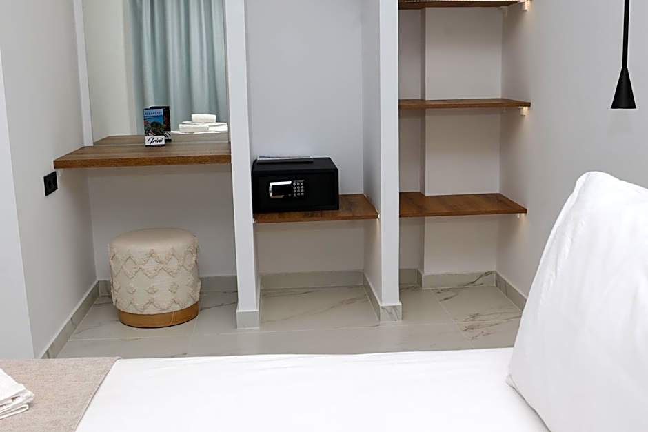 Paris-Irini Studios And Apartments