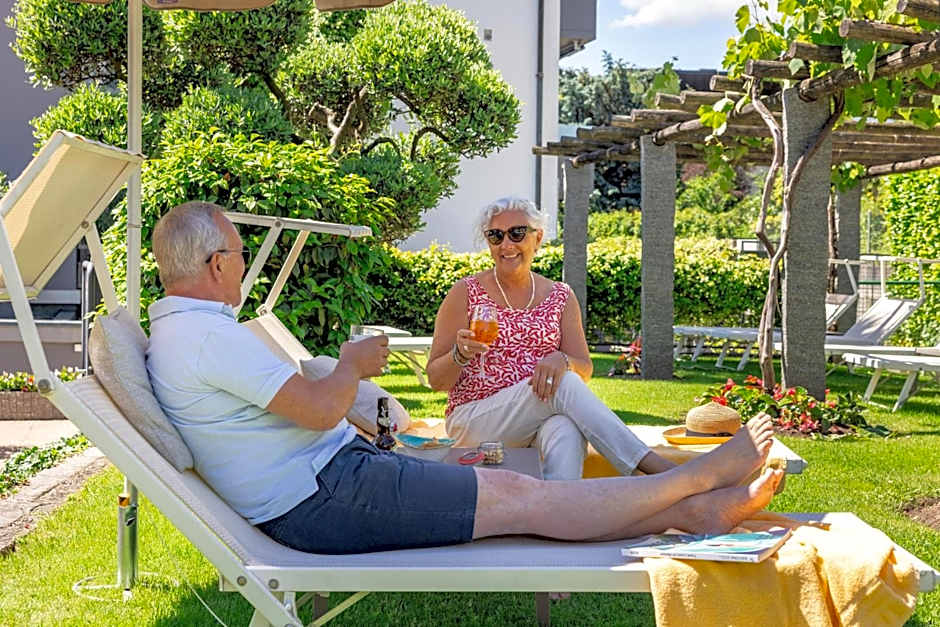 Ascona Lodge, Pool & Garden Retreat
