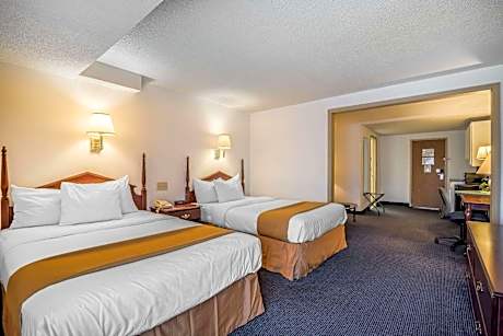Business Suite with Two Double Beds - Non-Smoking
