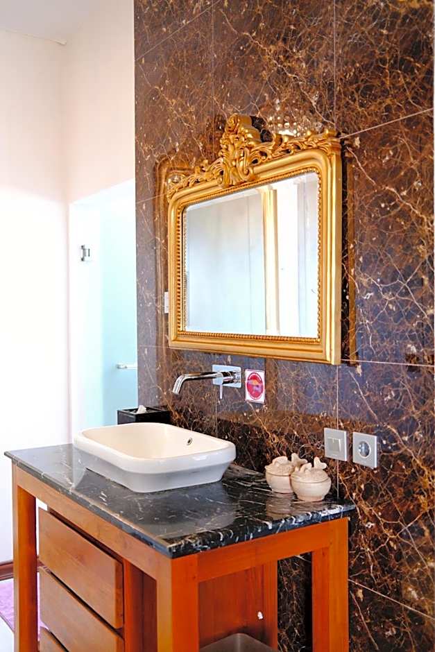 Casa Narrow Villa