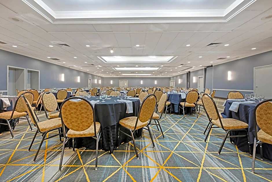 The Lux Hotel & Conference Center, an Ascend Collection Hotel