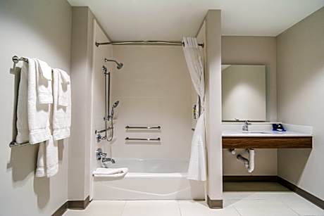 2 Queen Beds Suite Mobil Access Tub
