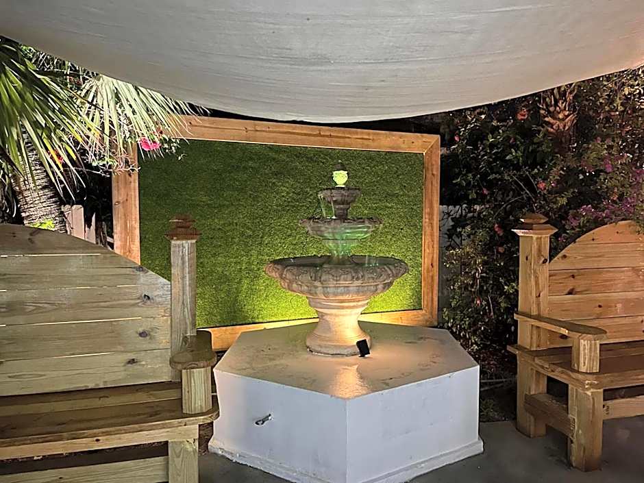 Colony Club Inn & Suites