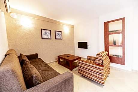 2 bedrooms duplex or one level  apartment