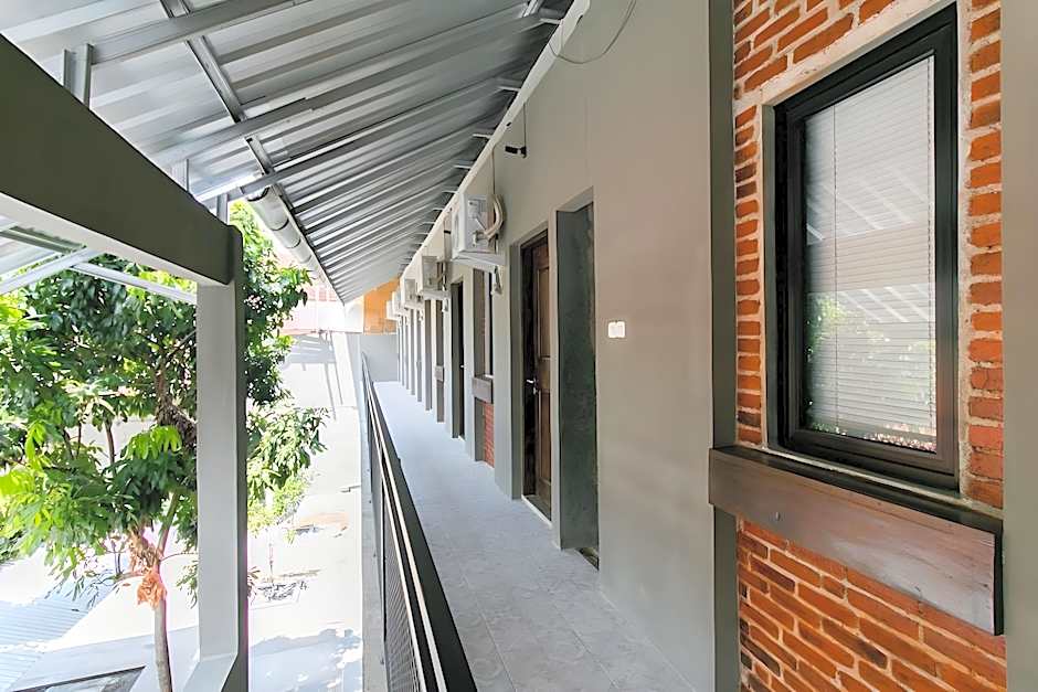 Capital O 1898 Louise Place