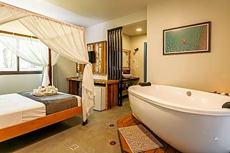 Queen Suite with Spa Bath