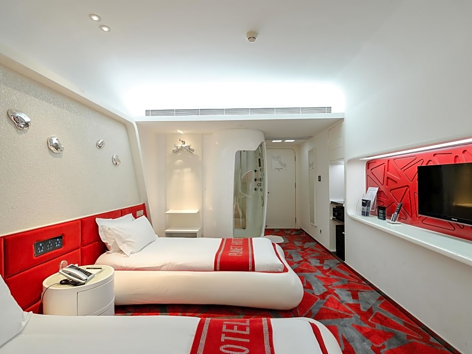 Planet Hotel