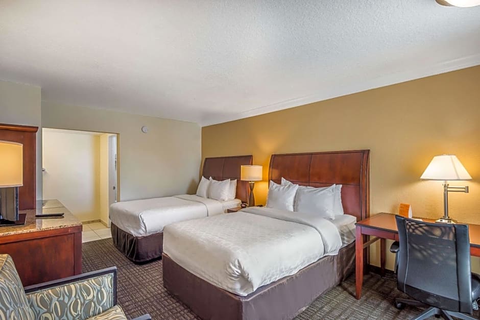 Clarion Inn & Suites Central Clearwater Beach