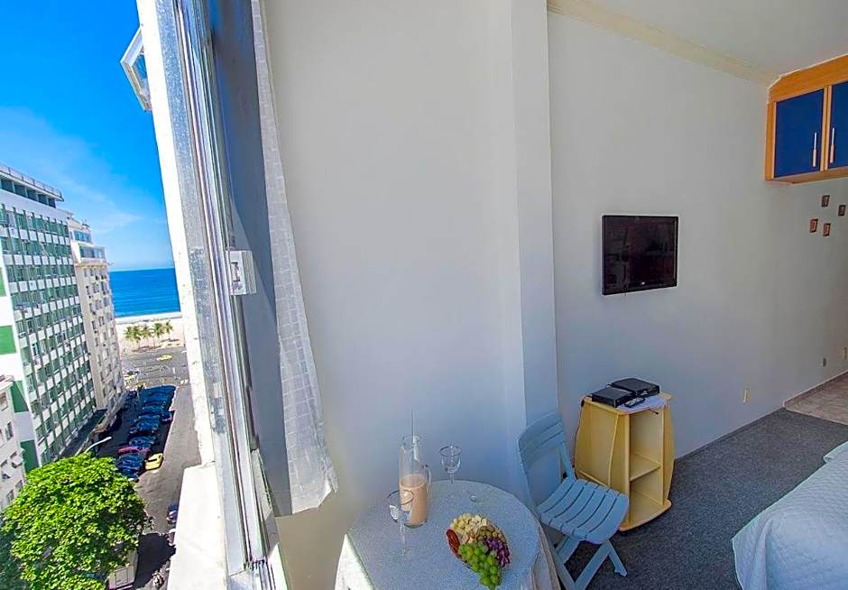 Side Ocean View: Cozy Studio