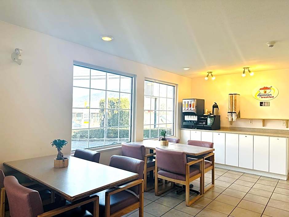 Super 8 by Wyndham Lake Country/Winfield Area