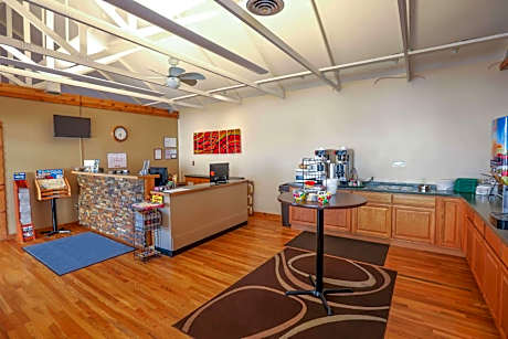 Super 8 by Wyndham Branson / Shepherd of the Hills Exwy