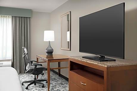 1 King Room With Spacious Walk-In Shower