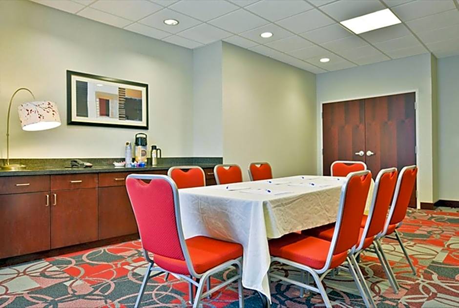 Holiday Inn Express & Suites Utica By IHG