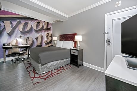 Standard Queen Room with Roll-in Shower - Mobility Access