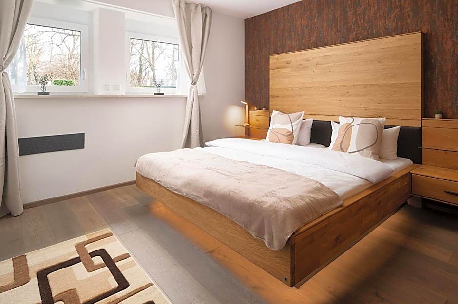 Hotel Vier Jahreszeiten an der Therme & Kliniken Bad Krozingen Nähe Freiburg & Schwarzwald Ideal für Wellness Kur & Business Ausflüge 24h Check In- WLAN & Parken gratis