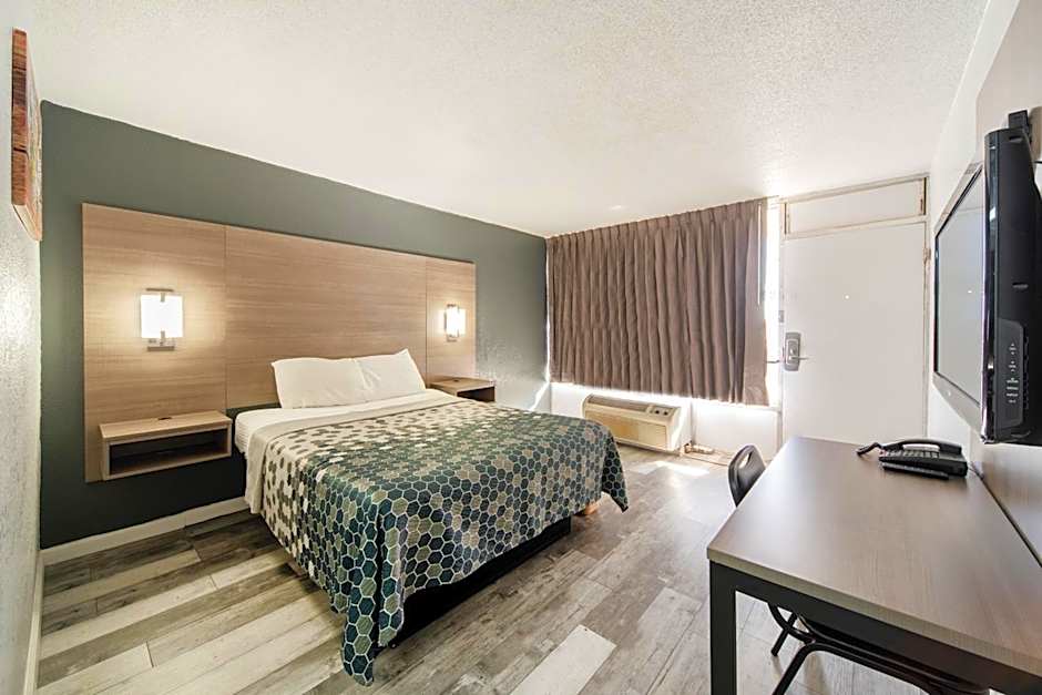 Econo Lodge Inn & Suites Bricktown