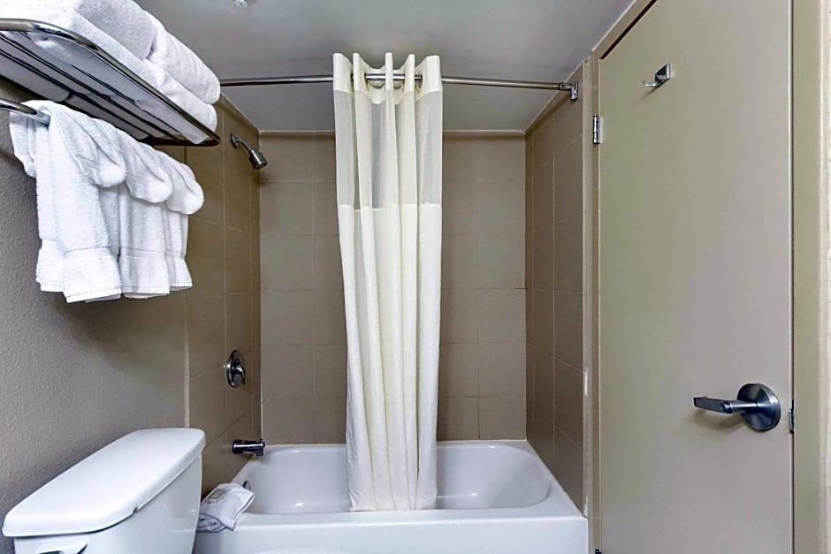 Clarion Hotel Beachwood-Cleveland