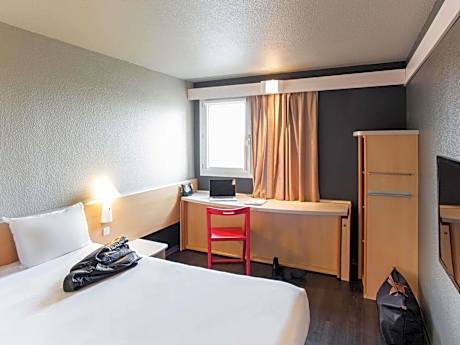 Standard Room with One Double Bed and One Single Bed
