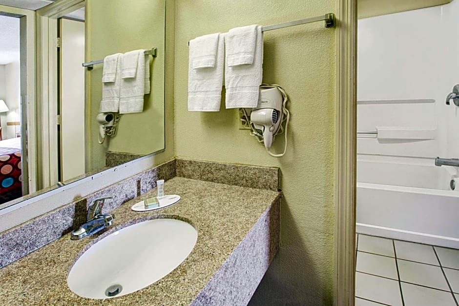 Super 8 by Wyndham Walterboro