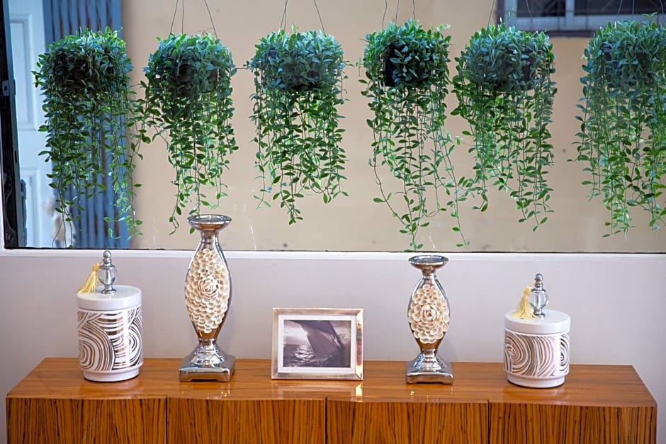 185@Surawong Residence