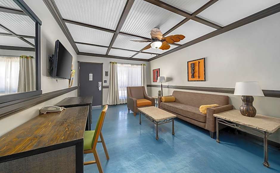 Caliente Tropics Hotel