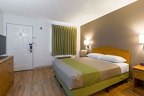 Queen Room - Disability Access - Non-Smoking