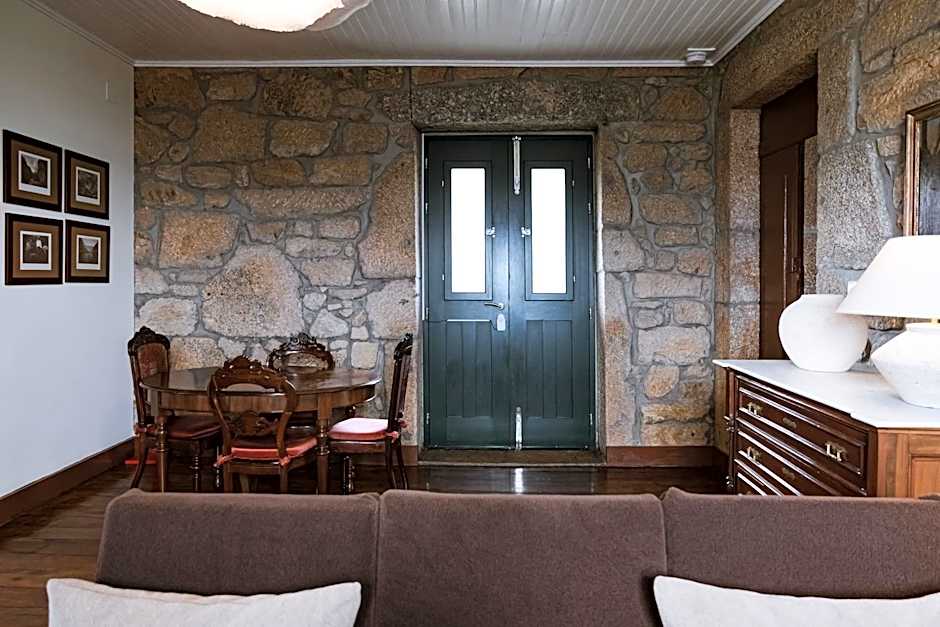 Quinta da Portela - Casa Visconde Arneiros - by RowdHouses