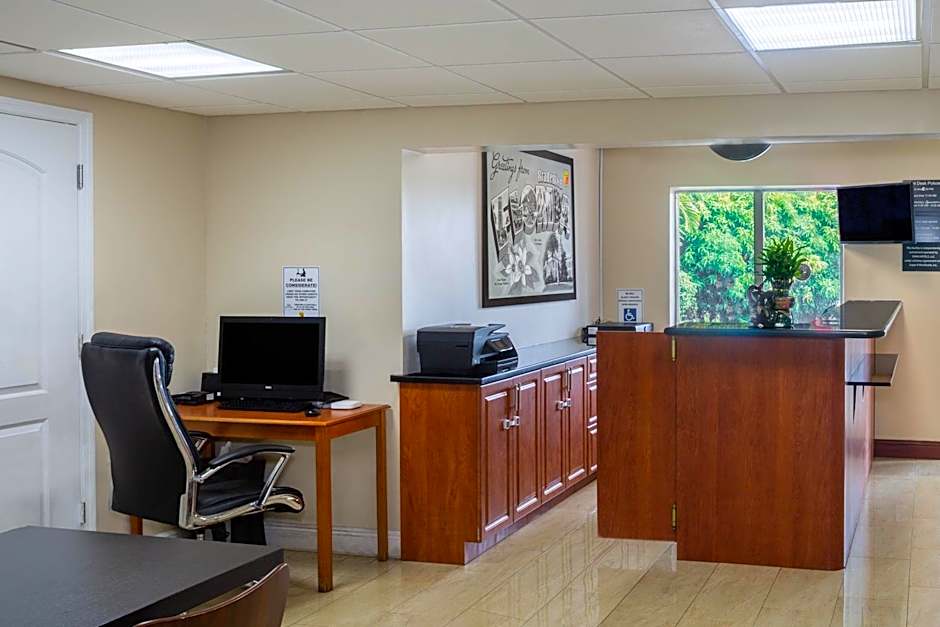 Super 8 by Wyndham Bradenton Sarasota Area