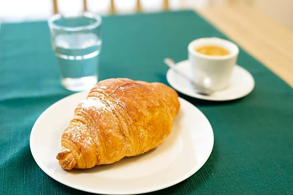 Solid Gold Garni Hotel