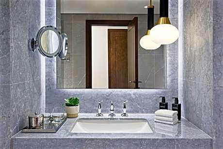 Ambassador King Suite