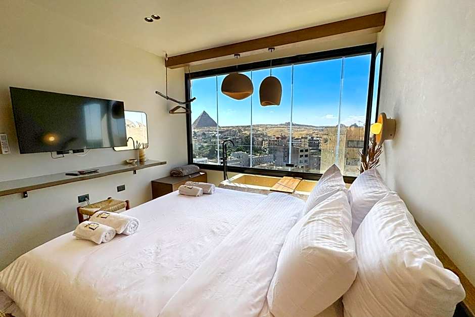 The 2 BDR Pyramids Vista w Bathtub