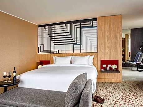 Junior King Suite with Executive Lounge access