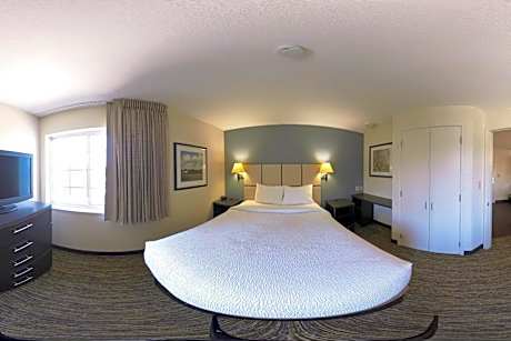 Deluxe Queen Suite