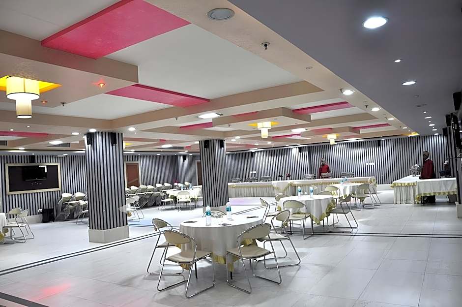 Foxoso Taj View Hotel