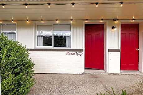 The Billy Motel Pet Friendly Room with Charm
