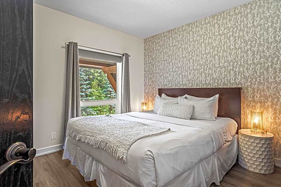 Outstanding Mountain Condo WATERSLIDE and HOT TUB managed by Little Sister Getaways