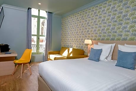 Junior Suite with Noter Dame View