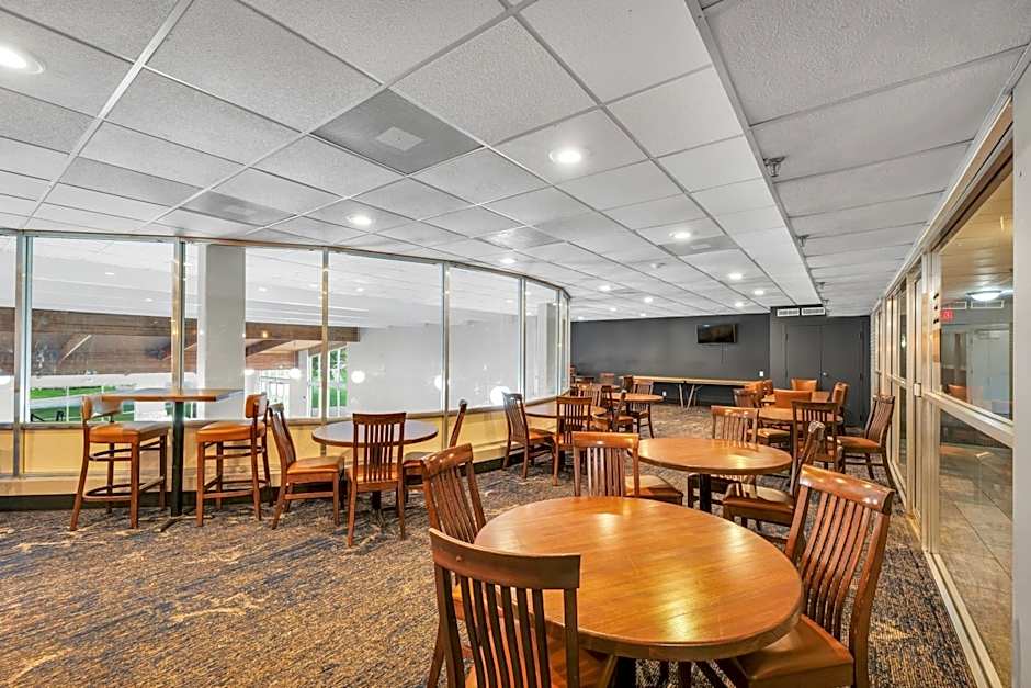 Eastland Suites Hotel & Conference Center By OYO Urbana