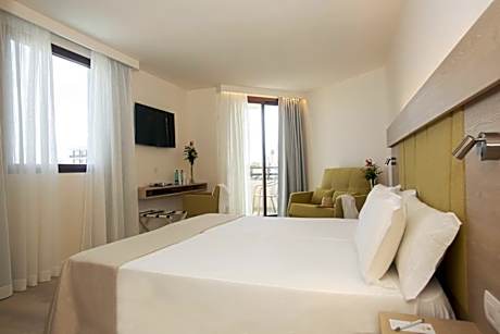 DOUBLE OR TWIN SIDE SEA VIEW 2 ADULTS + 1 CHILD