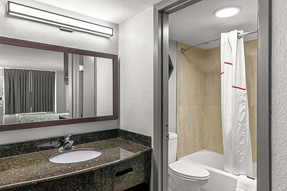 HomeTowne Studios by Red Roof Richmond - Airport Sandston