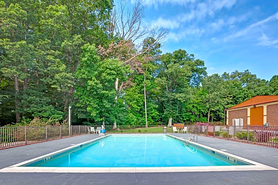 Days Inn by Wyndham Newport News City Center Oyster Point – Newport News, VA