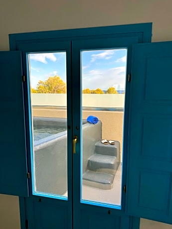 DELUXE WITH OUTDOOR HOT TUB